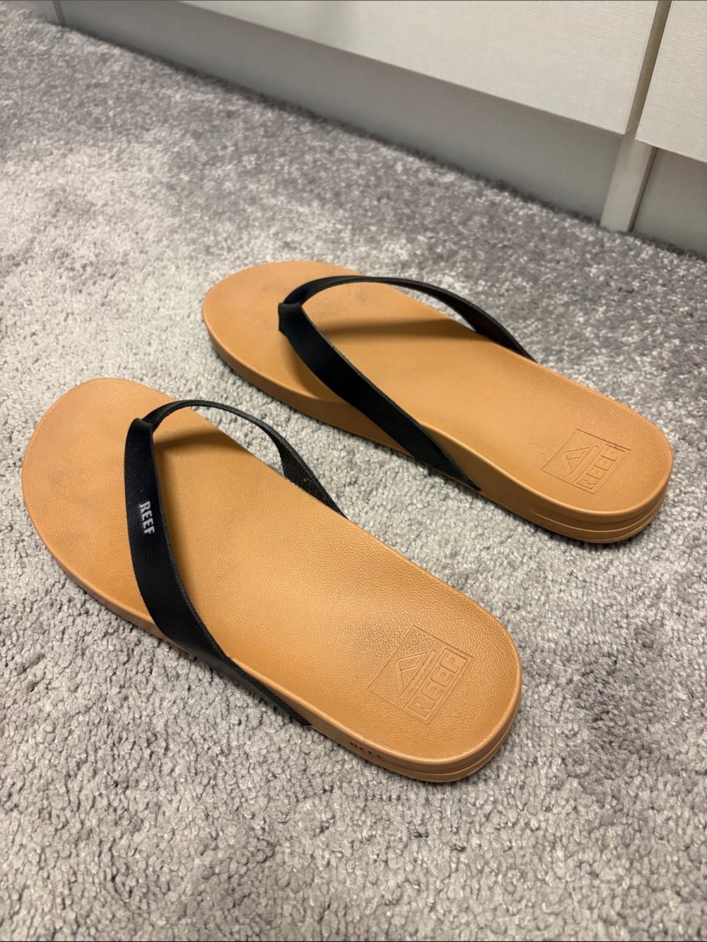 Reef Women’s Tan Footbed Black Strap Flip Sandals 8.5